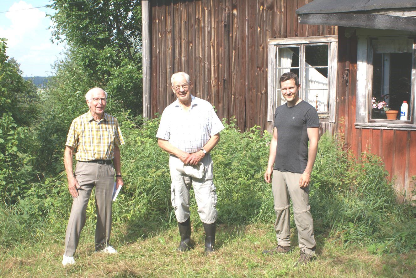 Kuva 4. Kiviniemen päärakennuksen edessä vasemmalta oppaanamme toiminut Elersien sukuun kuuluva Reijo Salminen, naapuritilan Taamarlan vanhaisäntä Ilkka Wikström ja Kiviniemen tilan nykyisiin omistajiin kuuluva Antti Kiviniemi. Kuva kirjoittajan ottama.